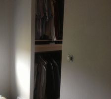 Cloison dans notre chambre pour acc&egrave;s dressing
Porte coulissante sur rail dans le futur