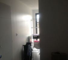 Cloison entre cellier et buanderie au fond.
Le cadre de porte initialement pr&eacute;vu a &eacute;t&eacute; retir&eacute; de la notice... et le plaquiste n'a pas r&eacute;alis&eacute; le haut du coup ! 
On va avoir un soucis pour installer la porte coulissante sur rail pr&eacute;vue ^^