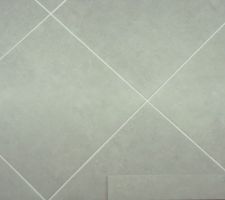 Carrelage gris clair pour tout le rez-de-chauss&eacute;e