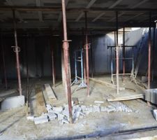 Le garage avec les &eacute;tai qui soutiennent le plancher :)