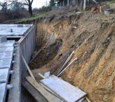 Le terrain bien creus&eacute; derri&egrave;re. Ce dernier est retomb&eacute; derri&egrave;re la maison car un tuyau passait dedans ... On voit bien la partie ou &eacute;tai le tuyau car c'est a cause de cela que c'est tomb&eacute; ....
Heureusement pas de d&eacute;g&acirc;t