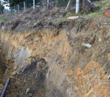 Le terrain bien creusé derrière. Ce dernier est retombé derrière la maison car un tuyau passait dedans ... On voit bien la partie ou étai le tuyau car c\'est a cause de cela que c\'est tombé ....
Heureusement pas de dégât