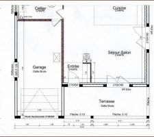 (Vue de la moitié "sud") Nous avons agrandi le garage de 2m50 pour avoir une avancée de toit et profiter d'une terrasse couverte