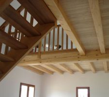 Escalier iroko, poutres et solives sapin, plancher en chataigner
