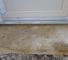Espace non prévu entre porte et seuil de porte