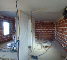 &eacute;tage, chambre de notre fils dans le fond, qui donne au dessus de la grange, donc de notre chambre