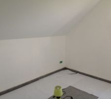 Peinture dans le bureau en demi niveau