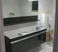 Meuble de salle de bain avant pose du plan vasque...