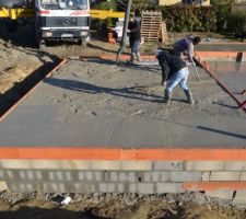 Remplissage et étalement du béton- Dalle garage