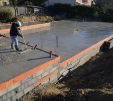 Remplissage et étalement du béton - Dalle garage