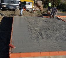 Remplissage et étalement du béton - Dalle garage