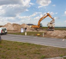 On avait trop de mauvaise terre en creusant pour le sous-sol et pas assez des 800 m2 pour entreposer. Il a fallu &eacute;vacuer 500 m3 tout de suite.