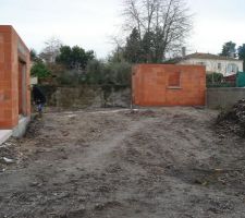 Garage à vélos au fond du jardin