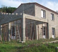 Décoffrage de la poutre en façade, mais nous gardons les pieds droits en place le temps du séchage