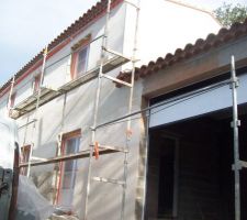 Début du crépis sur la façade, la couleur est foncée car le produit est gorgé d'eau!
