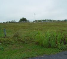 Terrain vu du chemin en contre bas