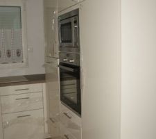 Colonnes rangements, lave vaisselle, four, micro onde et r&eacute;frig&eacute;rateur.