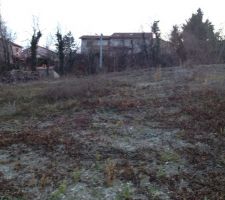 Vue que l'on a lorsque l'on rentre sur le terrain ( arri&egrave;re du terrain)