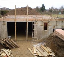 Voilà notre futur maison vu de devant...
Ca avance vite et bien !