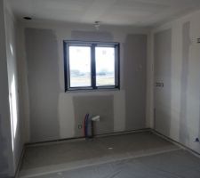 Là où sera la cuisine. Le plafond a été sous-couché, pas encore les murs