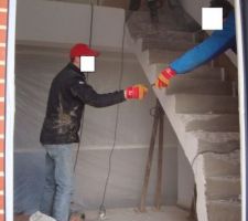 D&eacute;molition de l'escalier b&eacute;ton car celui-ci n'&eacute;tait pas aux normes et tr&egrave;s dangereux &agrave; l'utilisation