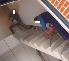 D&eacute;molition de l'escalier b&eacute;ton car celui-ci n'&eacute;tait pas aux normes et tr&egrave;s dangereux &agrave; l'utilisation