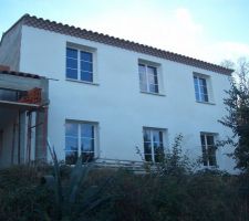 Nous posons des génoises sur poutre de la terrasse.