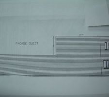Vue façade ouest: 

pour le garage, bardage en hardie plank anthracite 

pour le reste, bardage en hardie plank gris clair et menuiseries anthracite
