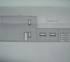Vue façade est

pour le garage, bardage en hardie plank anthracite et menuiseries blanches

pour le reste, bardage en hardie plank gris clair et menuiseries anthracites