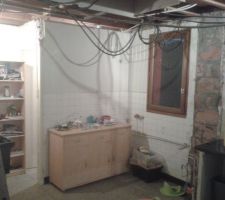 Démolition de la salle du bain du bas pour laisser la place à l'escalier