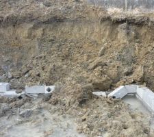 J 20 Aie; une partie du talus est tombé !!! et on annonce de la pluie pour demain !!!