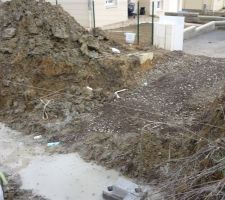 J 2 , notre future descente de garage ... 
Faudra que je fasse déplacer le coffret telecom