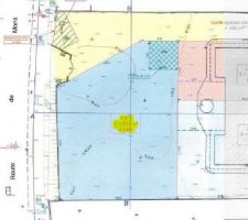 Voici mon terrain en bleu.
j'ai une maison (d&eacute;coup&eacute; en 2 appartements) derri&egrave;re et la route devant.
sur un cot&eacute;, l'entr&eacute;e du lotissement (2 maisons   2 apparts)