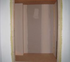 Placard au dessus des escaliers (vu de notre chambre)