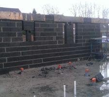 Ce jeudi pose des linteaux ( arri&egrave;re de la maison)