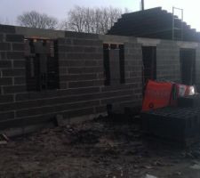 Pose des linteaux ( fa&ccedil;ade de la maison ) et on peut voir le premier pignon presque termin&eacute; et sa &eacute;t&eacute; fait se samedi et oui mes voisins m'ont dit qui sont venu ce samedi toute la journ&eacute;e car y ont du retard