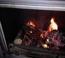 Par ce qu'il faut bien nourrir ces hommes! lol
Grillade au feu de bois dans la cheminée ^^ un délice!!