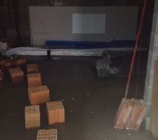 Garage inondé, l'eau a dêja bien baissé à ce moment