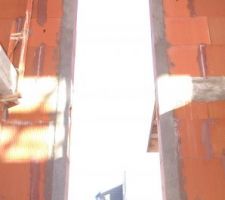 Bandes de redressement sur la fenêtre de l'escalier