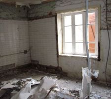 Mis à nu des murs et destructions des cloisons existantes