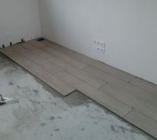 Debut pose carrelage imitation parquet