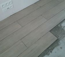 Debut pose carrelage imitation parquet