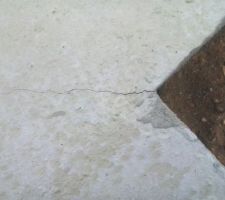 Des fissures sur la dalle .
