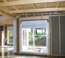 Toujours pas de toiture ! vue de l int&eacute;rieur.