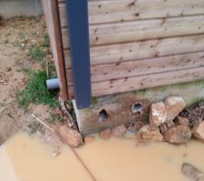 Dégats de la nacelle grille d'aeration arrachée, et bardage cassé (nous l'avons su bientôt plus tard lors d une conversation avec notre conducteur de travaux, le bardage avait été changé lors de la prise de photo.