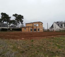 Finition du terrassement pour délimiter le terrain.