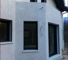 Retouche mal faites sur la face du bow window