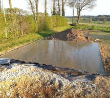 Ont coule la dalle béton pour l abris de jardin