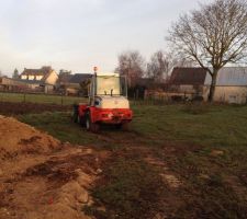 Mon père en action avec sa chargeuse objectif décapage du terrain arrière pour mettre la mauvaise terre récupérer des fondations et mettre la végétale par dessus.