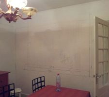 Mur du salon et derrière c est la cuisine. C est ici que les maçons vont casser la moitié du mur pour notre future verrière :-)